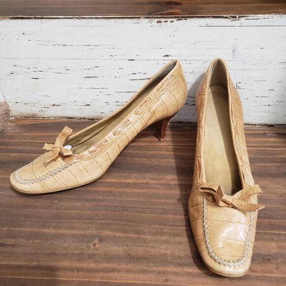 Stuart Weitzman Leather Alligator Nude Kitten Heel Bow Pumps 8 - Picture 9 of 12